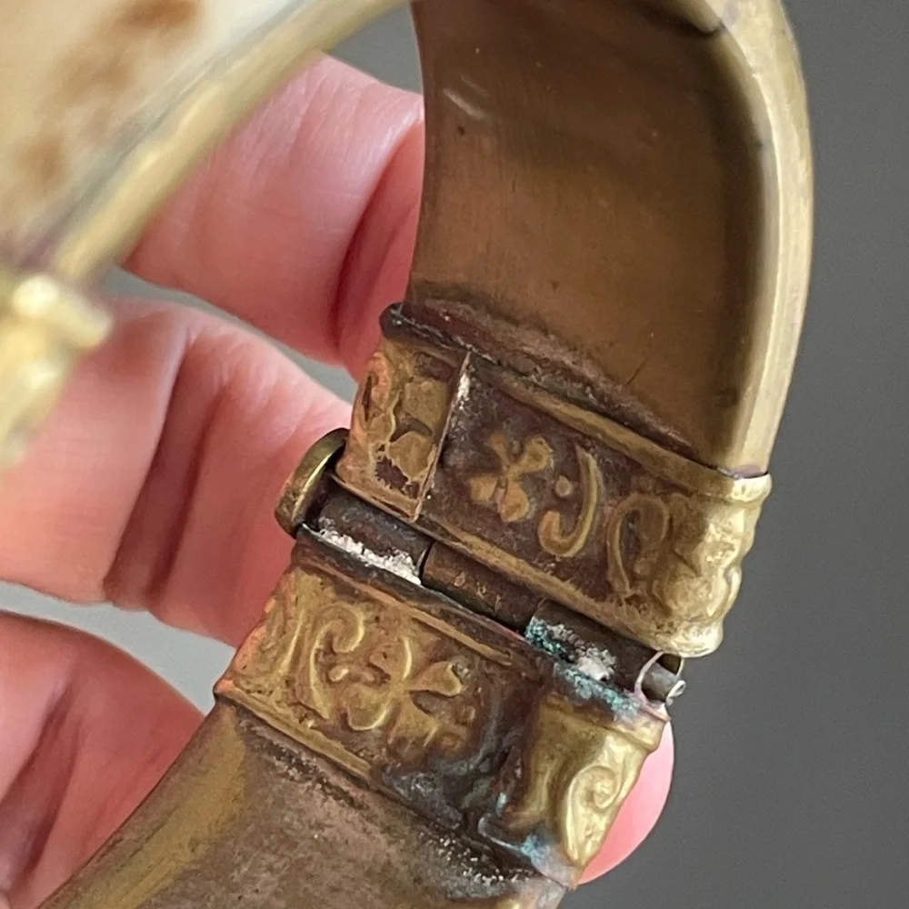Vintage Ivory-Tone Inlay brass Bangle Bracelet w latch